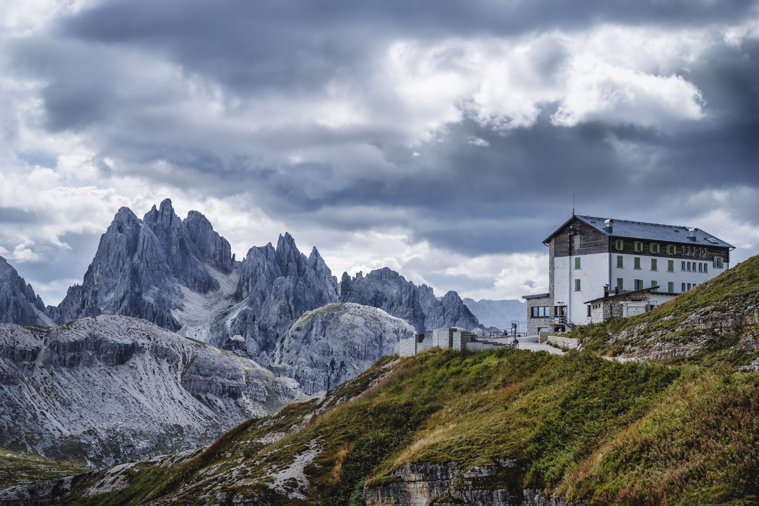 Lonely-house-in-mountains-dolomites-1419057